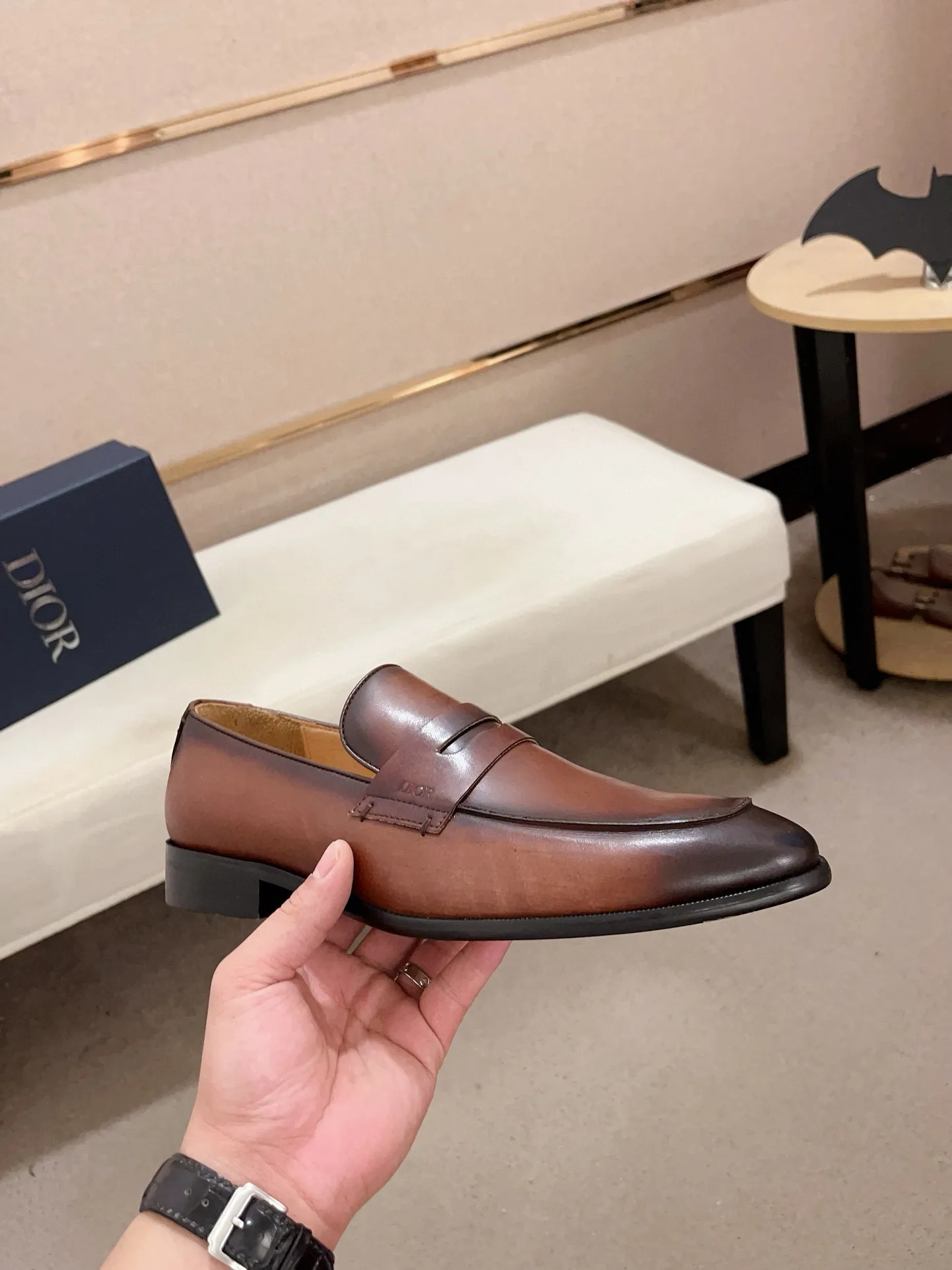 Men's shoes 💰: 540💰 High-end version of Dior Dior's new series. Famous actors and Internet celebrities wear super popular designs. The sculptures of French artist Niki de Saint Phalle are designed as rings. Material: Fabric: Imported original material. Foot: cowhide. Outsole: Rubber outsole. Men's shoe size: 38~44. Can be customized to size 45.